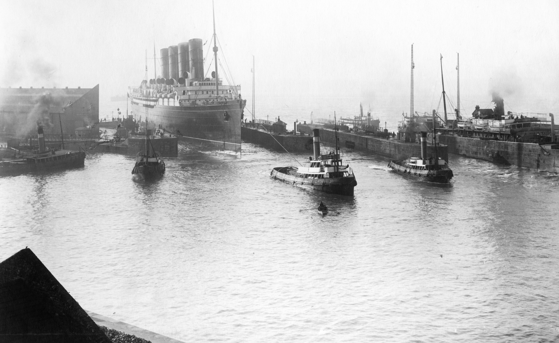 Background image - MAURETANIA ENTERING SANDON DOCK